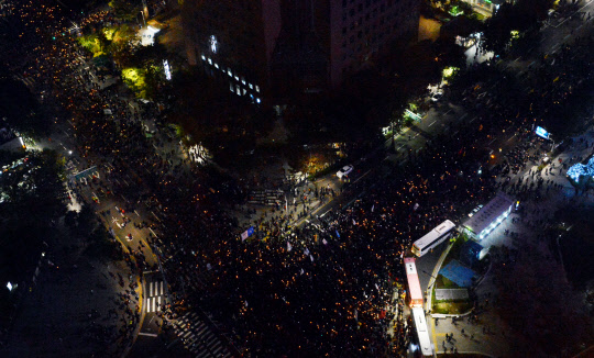 '최순실 게이트'의 진상 규명과 박근혜 대통령의 하야와 최씨 모녀 처벌을 촉구하는 대규모 집회가 지난 29일 서울 도심에서 열렸다. 이날 저녁 서울 종로구 청계광장에서 촛불 집회를 마친 시민들(주최측 추산 2만여명, 경찰 추산 9000여명)이 종각역 앞을 행진하고 있다. 이날 또 고려대·동국대·서강대·서울대·연세대·이화여대·중앙대·카이스트·한양대·홍익대 10개 일반대학원 총학생회는 한양대에서 기자회견을 열어 박근혜 정부 퇴진과 '최순실 게이트' 엄정 수사를 촉구했다.  김민수기자 ultrartist@dt.co.kr